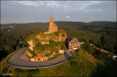 À quelle altitude culmine le rocher de Dabo, en Moselle ?