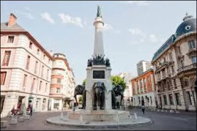 Chambéry est une ville qui se trouve dans le département de la Haute-Savoie.