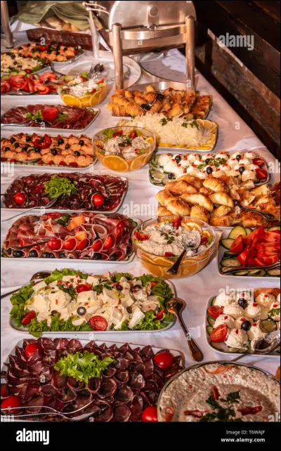 Une des reines t'invite dans son palais afin de partager un banquet. Il y a des poissons, des fruits, des vaches, des lézards.
Tu prends...
