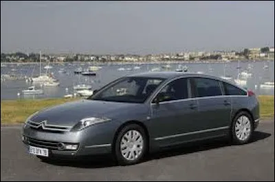 Commençons par cette grande voiture grise. C'est une ...