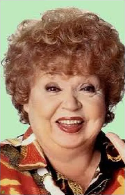 Née Jacqueline Labé, Jackie Sardou (1919-1998) est la mère du chanteur Michel Sardou et était une actrice. Dans ''On a retrouvé la septième compagnie'' de Robert Lamoureux, sorti en 1975, quel rôle interprète-t-elle ?