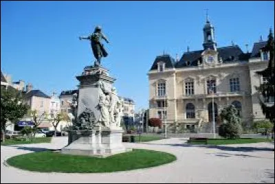 Dans quel département français se situe la ville de Tarbes ?