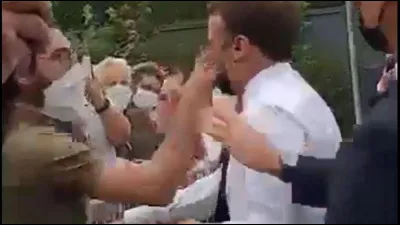 Que venait visiter Emmanuel Macron lorsqu'il s'est fait gifler par Damien Tarel, en juin 2021 ?