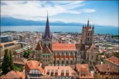 La ville suisse de Lausanne domine un lac : lequel ?