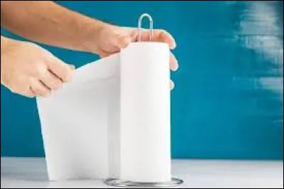 Vous renversez de l'eau sur la table et vous prenez un morceau de sopalin pour nettoyer tout ça.