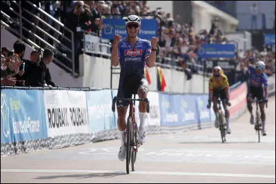En 2025, Mathieu van der Poel a remporté son troisième Paris-Roubaix consécutif. Quel est le nom du célèbre cycliste français qui est son grand-père ?