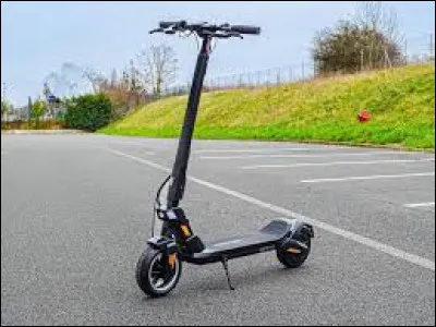 En France, la vitesse maximale autorisée pour une trottinette est de 25 km/h.