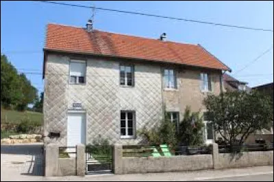 Pour commencer, je vous emmène à Abergement-lès-Thésy. Petit village de 50 habitants, dans l'arrondissement de Dole, il se situe dans le département ...