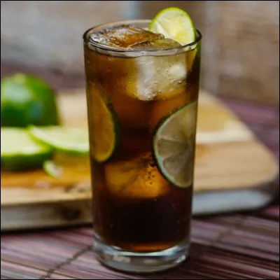 Quel est le nom du cocktail principalement composé de rhum et de Coca ?