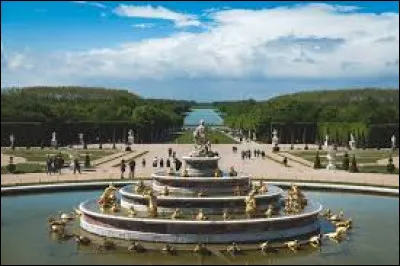 Quel architecte dessina les jardins et les plans d'eau de Versailles ?