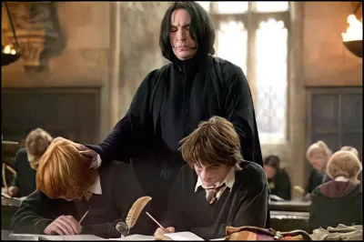 Dans ''Harry Potter à l'école des sorciers'', quel professeur est en réalité Voldemort ?