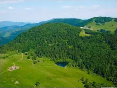 Ces montagnes ont été aplanies par l'action de l' ...