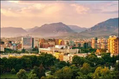 A - La capitale de l'"Albanie" est la ville de Tirana.