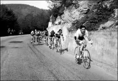 Eddy Merckx, déjà porteur du maillot jaune, s'échappe dans l'étape pyrénéenne Luchon-Mourenx et domine tous ses adversaires après une échappée de 140 km en solitaire : le deuxième franchit la ligne d'arrivée avec près de huit minutes de retard. En quelle année était-ce ?
