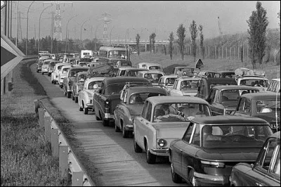 Le bouchon sur la route des vacances n'est pas une nouveauté. À quelle époque se situe ce cliché ?