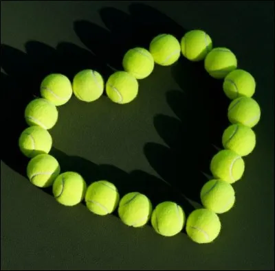 Sur quelle surface se joue le tournoi de Wimbledon ?