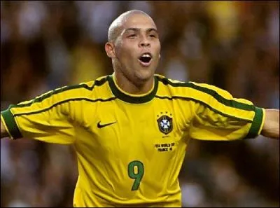 Footballeur hors-norme de par ses caractristiques, Ronaldo l'est aussi d'un point de vue statistique. Il dtient le record de buts marqus en Coupe du Monde, avec