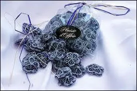 Friandise labore  partir de fleurs fraches de violettes, cristallises dans le sucre, je suis...