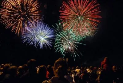 Quelle commune de la Vienne a choisi, faute de moyens financiers, de tirer son feu d'artifice du 14 juillet une fois tous les deux ans ?