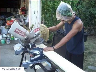 On vient de l'apprendre, un menuisier a déposé une plinthe ...