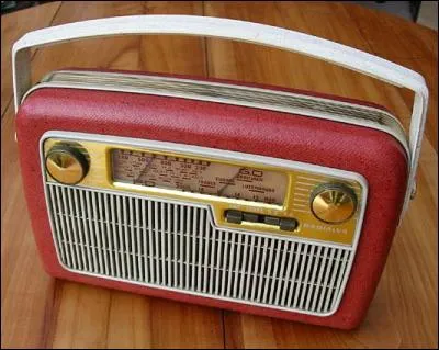Quelle est cette radio née en 1954 qui permettait à de nombreux auditeurs d'écouter "Super boom" animée par Maurice Biraud en 1959 ?